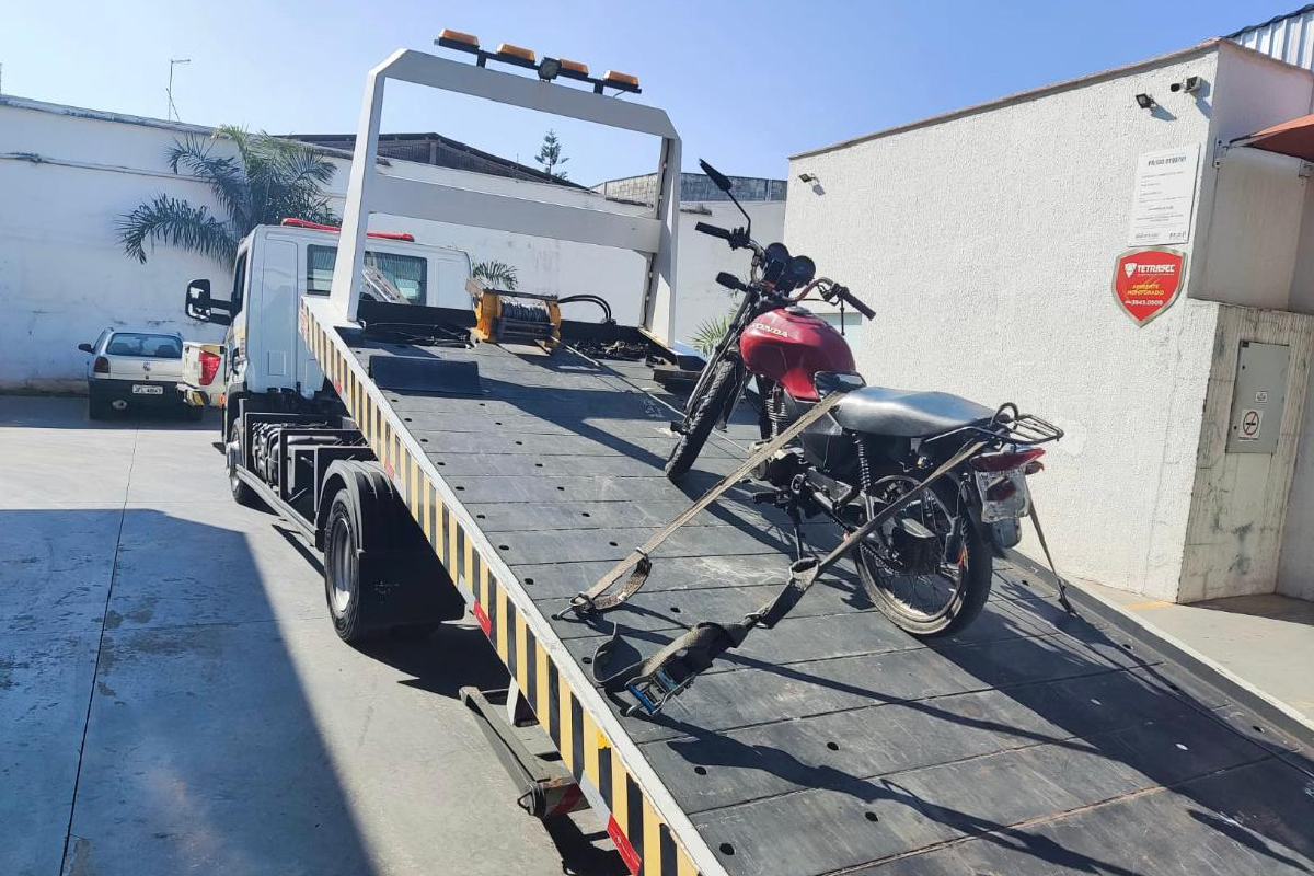 Agentes da Secretaria Municipal de Mobilidade (SMM) apreenderam uma motocicleta Honda CG 145 Fan com 360 multas, que somam R$ 87.872,44 em débitos. Caso foi flagrado na manhã desta quarta-feira (16), em Goiânia.
