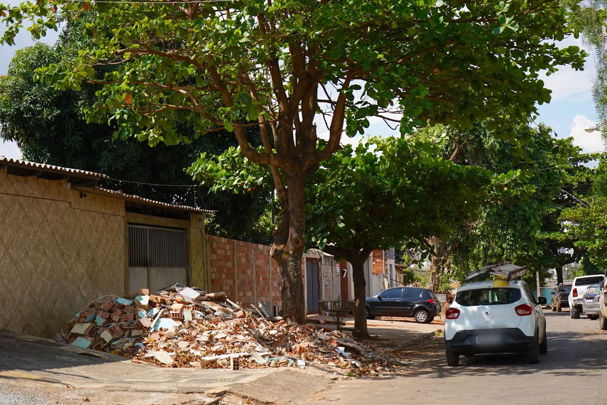 A Prefeitura de Goiânia recebeu denúncias de moradores do Setor Pedro Ludovico suspeitos de descartar móveis velhos em calçadas.