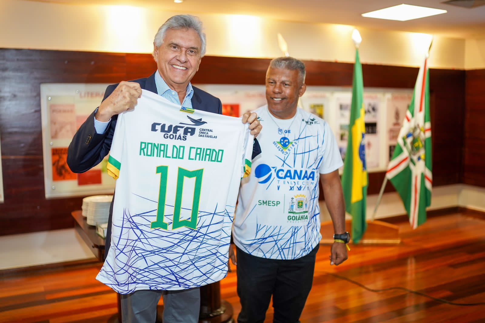 Ronaldo Caiado com a camiseta da Cufa Goiás