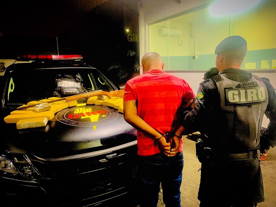 Suspeito apreendido na abordagem policial (Foto: Divulgação - PM)