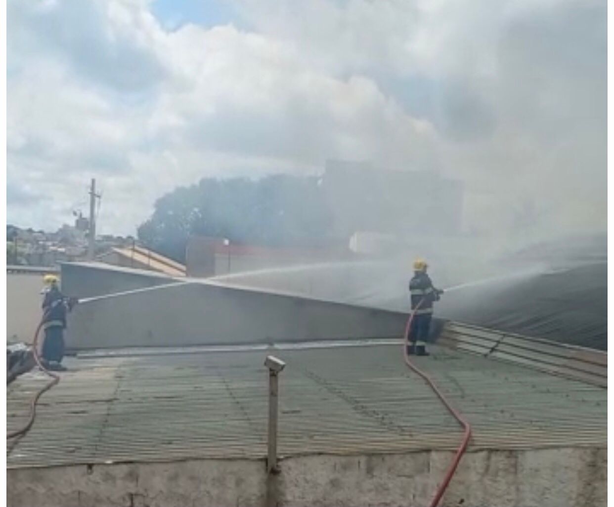 Incêndio em restaurante no Centro de Luziânia (Foto: Divulgação - Bombeiros)