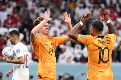 Frenkie de Jong e Depay comemorando