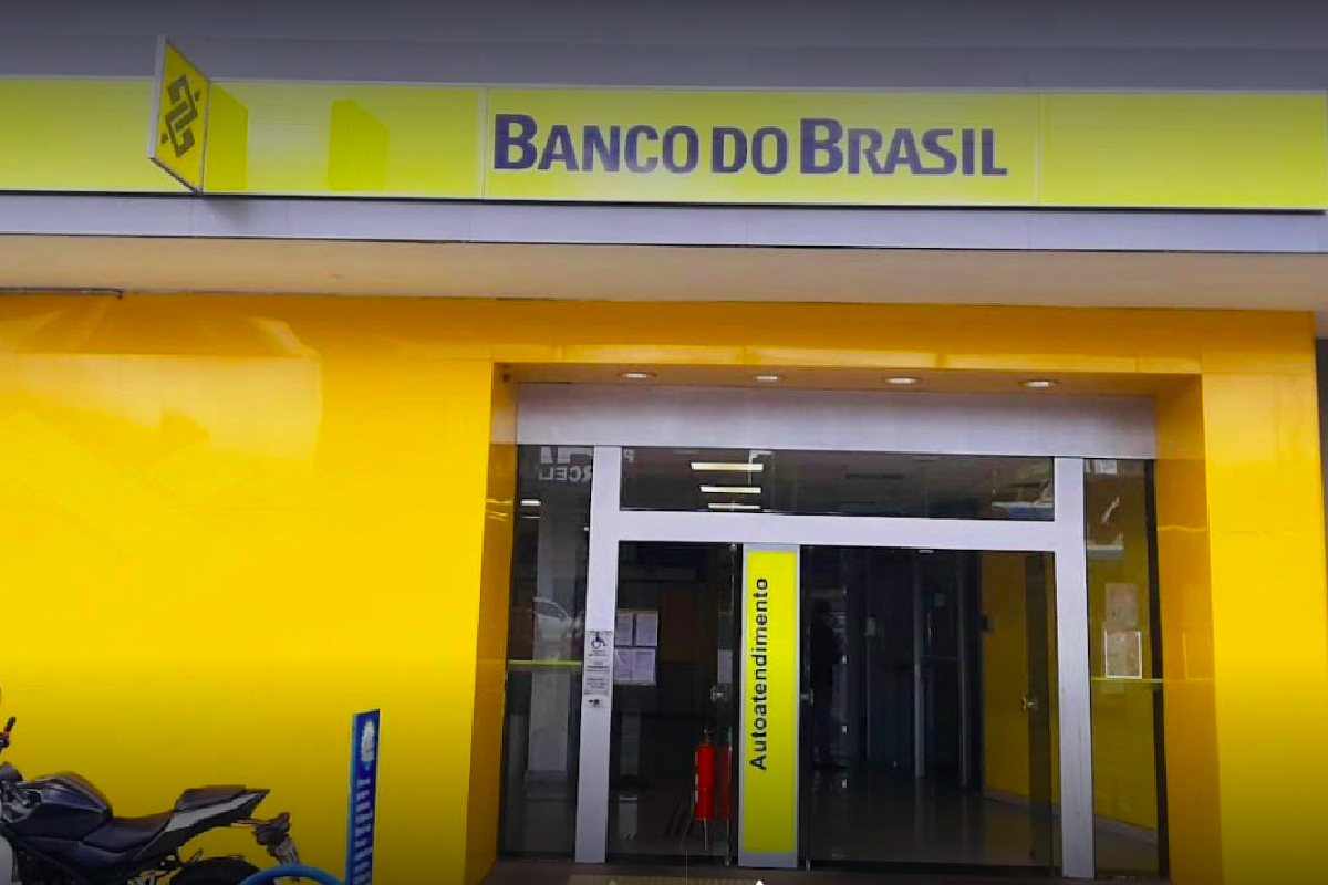 Após diversas tentativas frustradas, um homem ficou completamente nu para tentar passar por uma porta giratória do Banco Brasil, em Goiânia. Em um vídeo gravado pelo próprio cliente, ele mostra que, mesmo sem roupa, continuava sendo barrado pela porta.