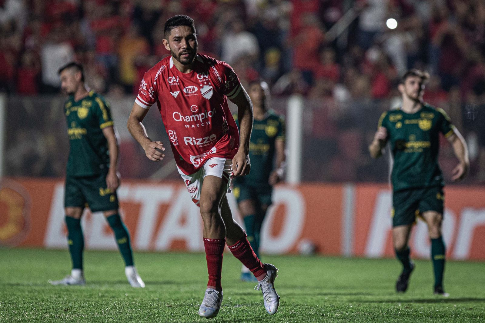 Neto Pessoa comemorando gol marcado pelo Vila Nova
