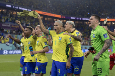 Jogadores da seleção brasileira comemorando a vitória diante da Suíça