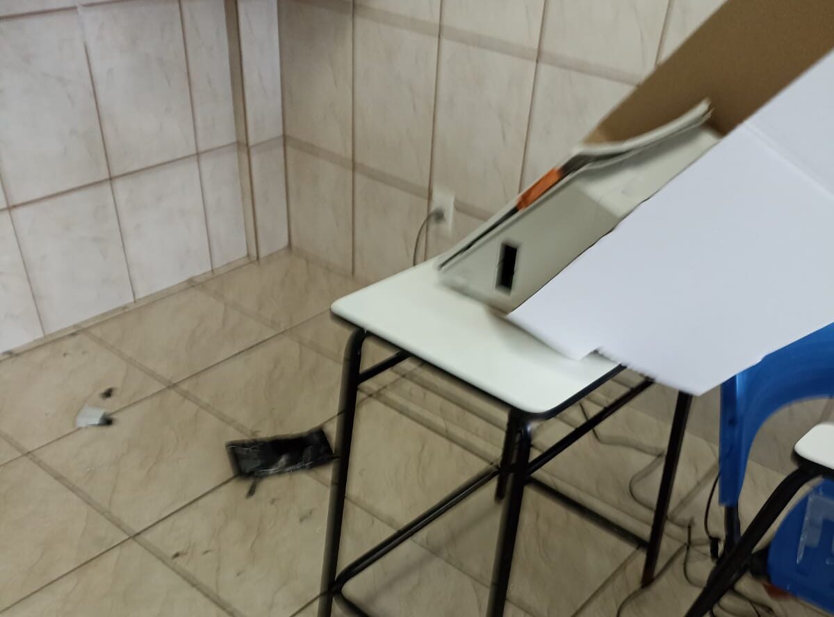 O homem que foi filmado quebrando uma urna eletrônica a pauladas em Goiânia foi solto após audiência de custódia. (Foto: reprodução)