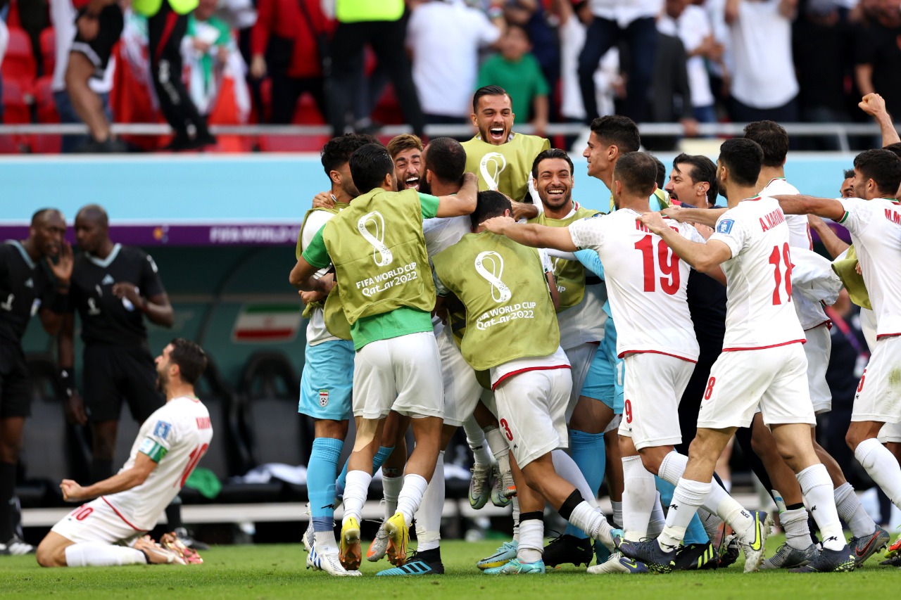 Seleção iraniana comemorando o gol marcado