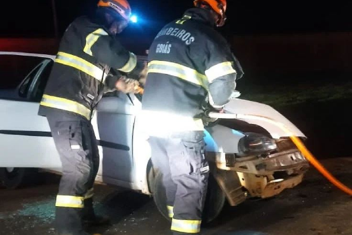 Quando bombeiros chegaram no local do acidente encontraram duas vítimas do sexo masculino presas às ferragens