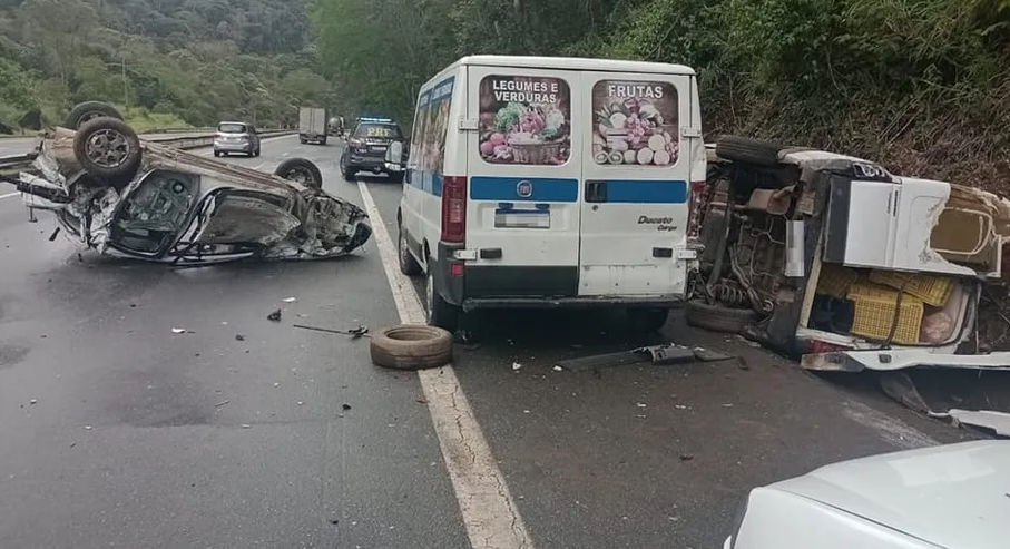 Mulher morre atropelada ao tentar salvar vítimas de capotamento em estrada de Petrópolis, no RJ
