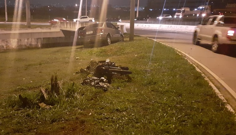 Colisão aconteceu no cruzamento com a Avenida Perimetral Norte Motociclista fica ferido após acidente e motorista foge sem prestar socorro