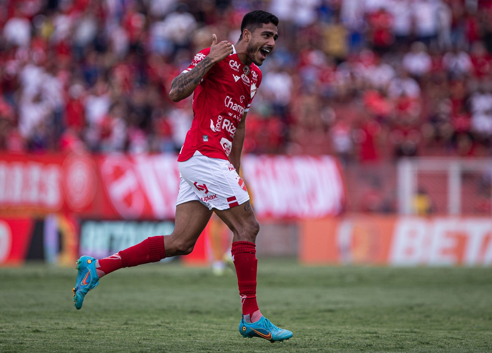 Kaio Nunes comemorando o primeiro gol do Vila Nova