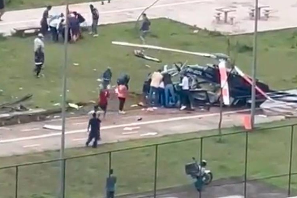 Queda de helicóptero deixa duas pessoas feridas em São Paulo (Foto: Reprodução)