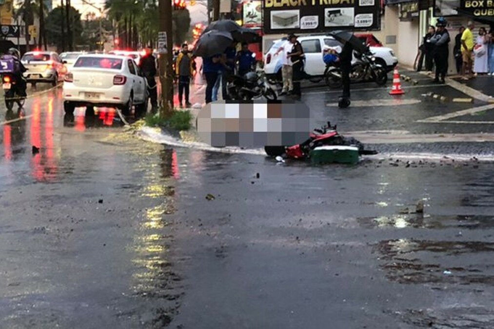 Uma pessoa morreu e outras duas ficaram feridas após uma colisão entre um carro e duas motos no setor Oeste, em Goiânia