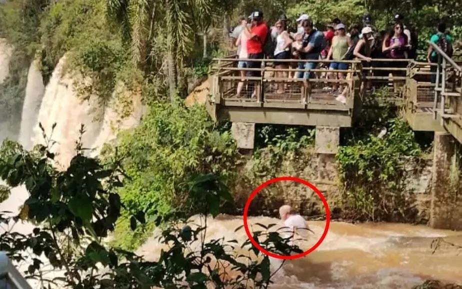 Acidente com canadense aconteceu no lado argentino Encontrado corpo do turista que caiu nas Cataratas do Iguaçu ao tirar foto