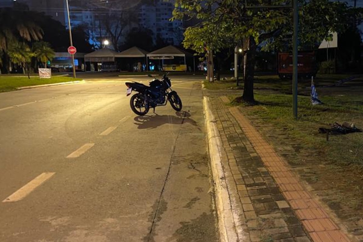 Motociclista morre após colidir contra placa na avenida Pedro Paulo em Goiânia