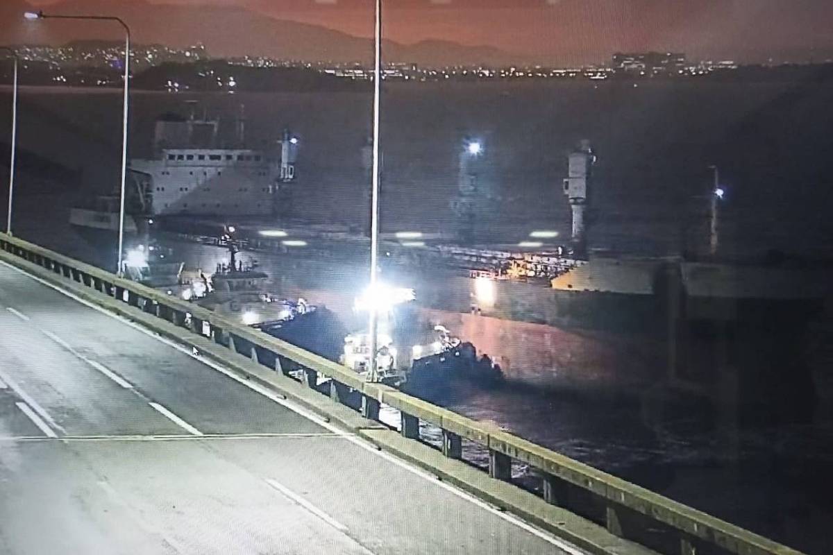 Navio à deriva bate na Ponte Rio-Niterói; via é interditada