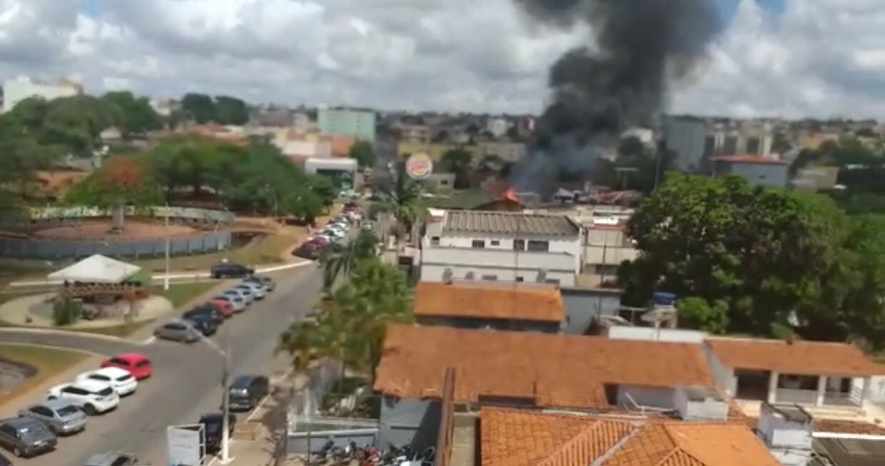 Incêndio em restaurante no Centro de Luziânia (Foto: Divulgação - Bombeiros)