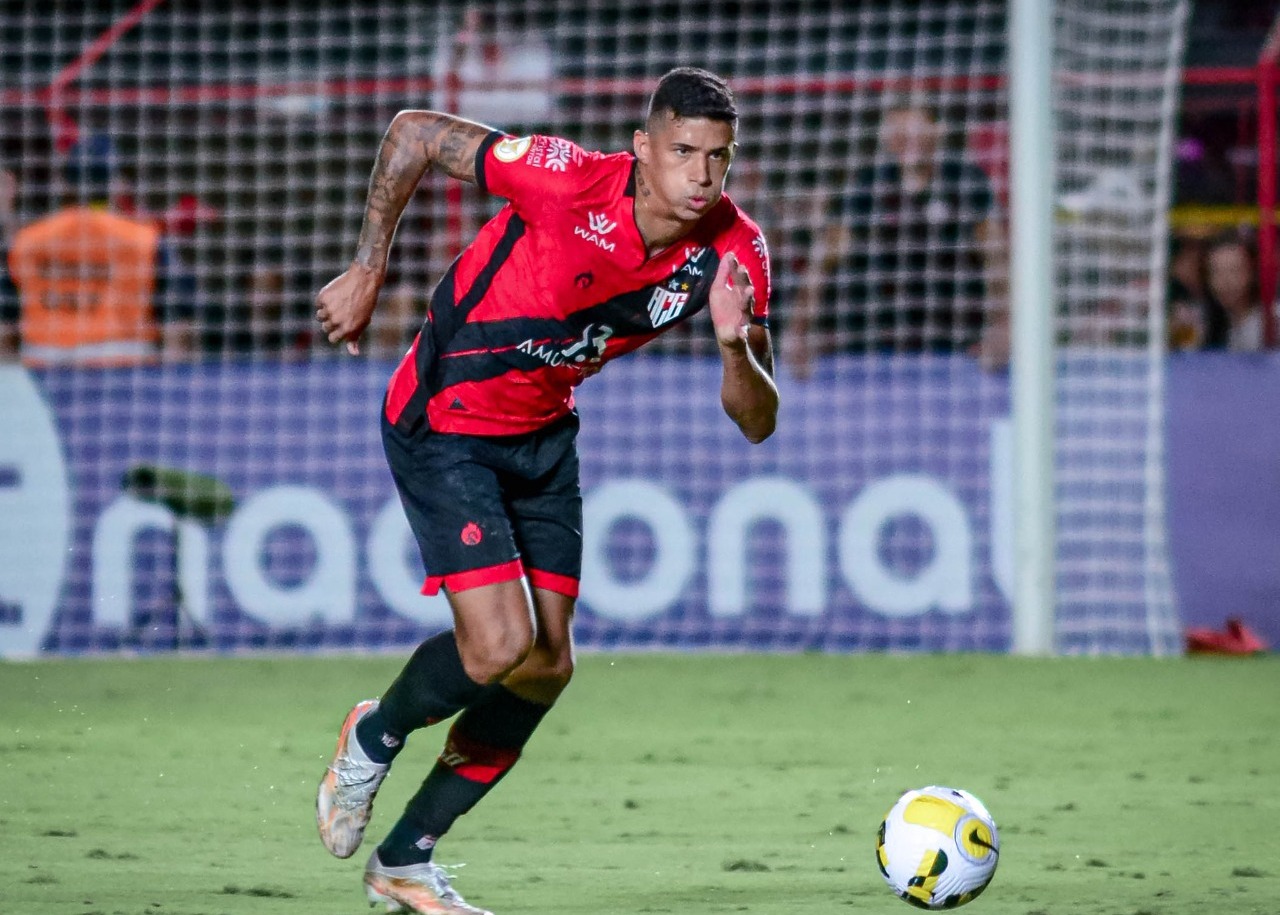 Zagueiro Camutanga em ação pelo Atlético Goianiense