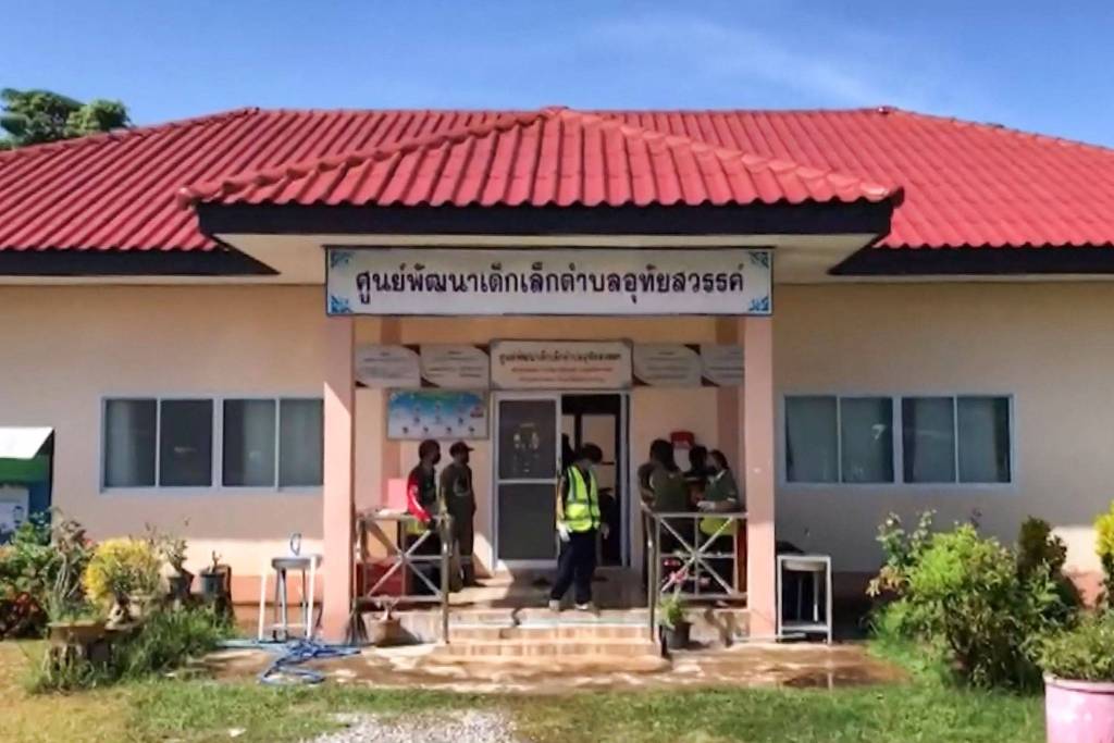 Ex-policial voltou para casa, matou esposa e filho e cometeu suicídio Atirador ataca creche na Tailândia e mata 34, incluindo 22 crianças