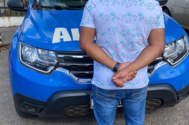 Homem recebeu voz de prisão por porte ilegal de arma de fogo de uso restrito (Foto: Divulgação - Polícia Militar)