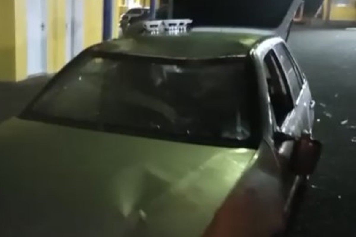 Traficante joga droga para fora do veículo e tenta fugir da PRF, em Uruaçu (Foto: Reprodução)