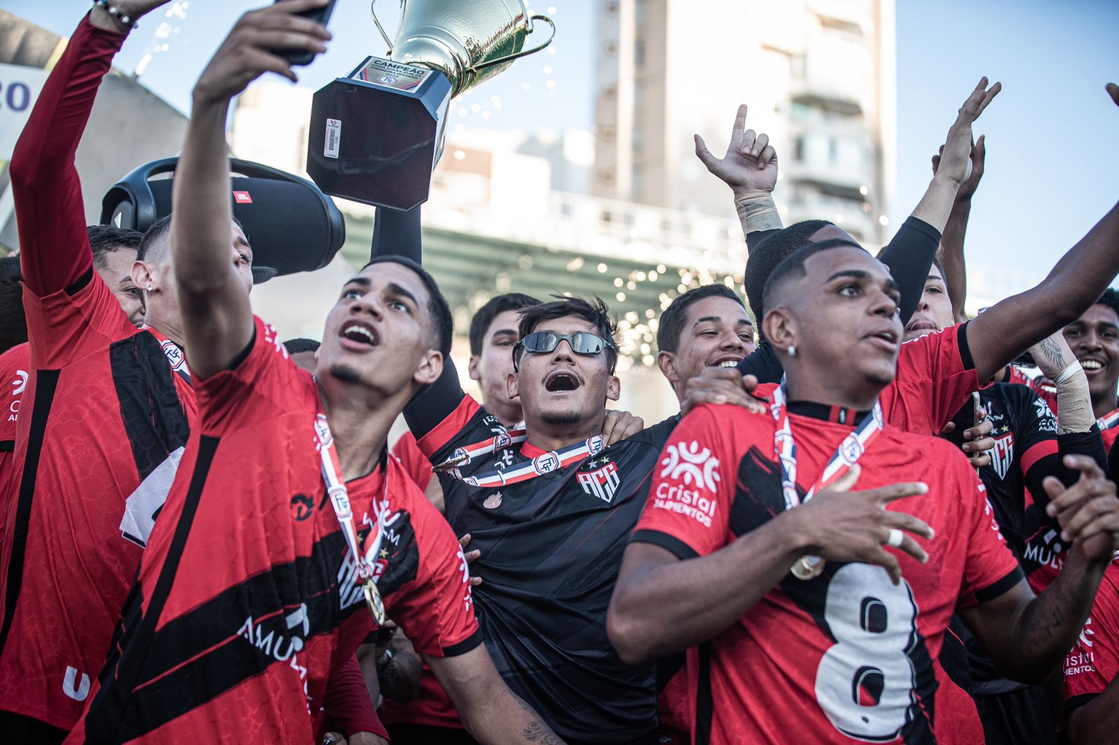 Jogadores do Sub-20 do Atlético Goianiense comemorando