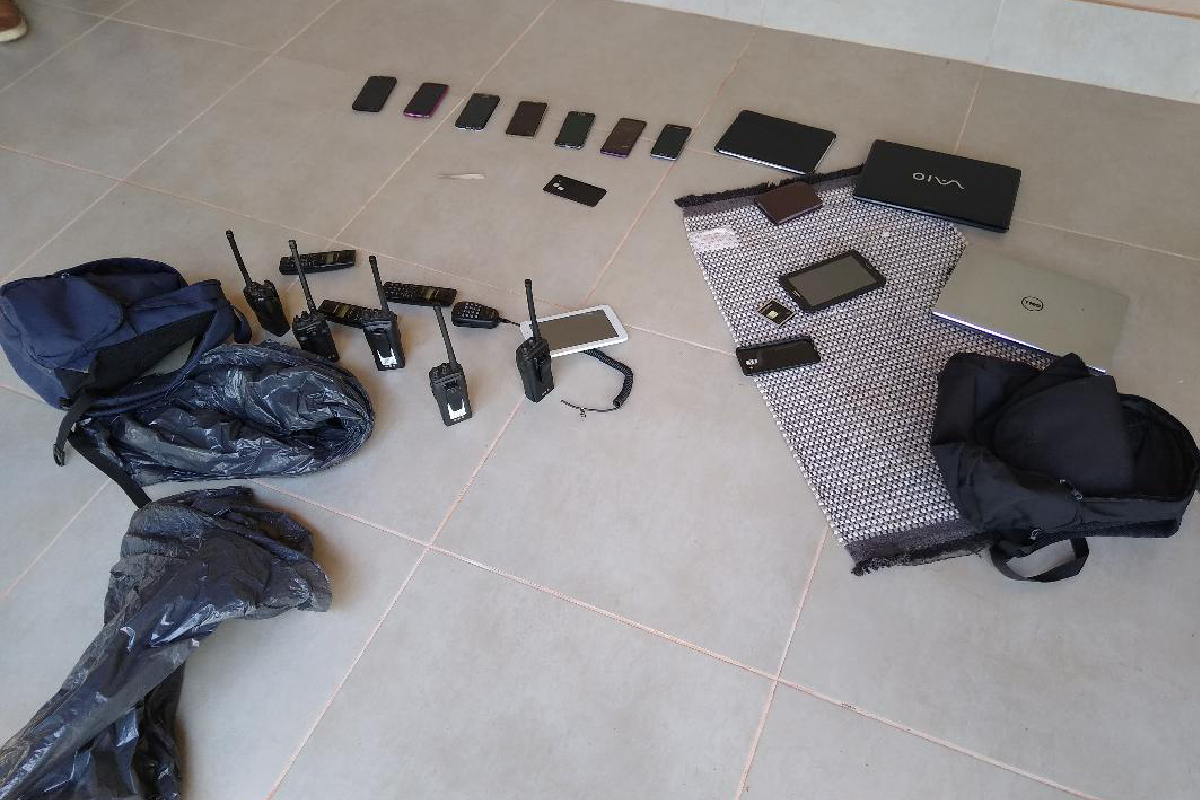 Criminosos subtraíram todos os aparelhos celulares e mecanismos de comunicação das vítimas