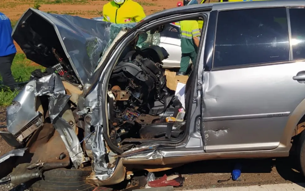 Volkswagen Golf transportava o motorista de 27 anos e uma passageira, de 71 anos que morreram após colisão na BR-364, em Cachoeira Alta