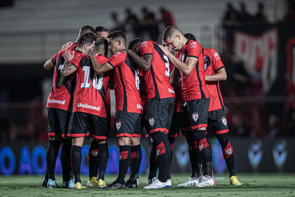 Elenco do Atlético Goianiense no Antônio Accioly