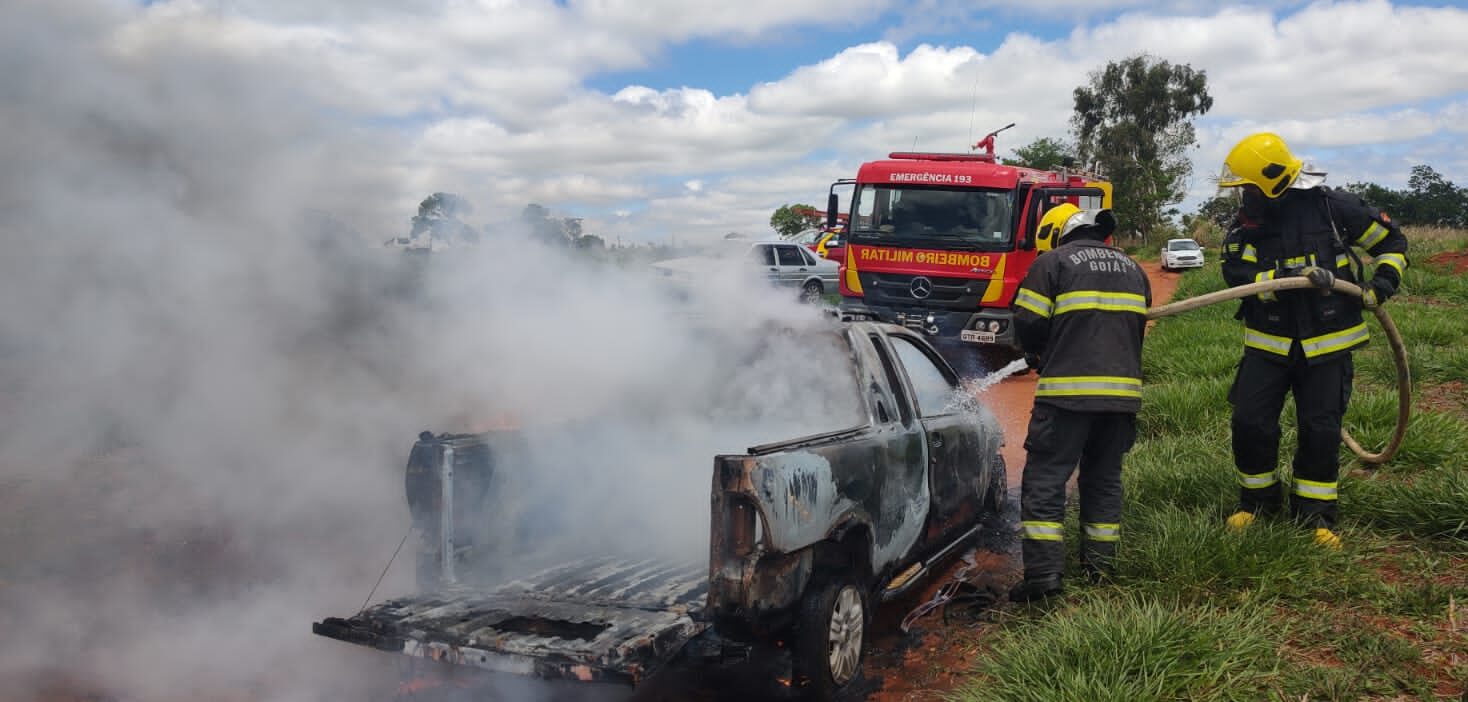 Carro pega fogo após pane elétrica e incêndio é controlado por bombeiros (Foto: Corpo de Bombeiros)