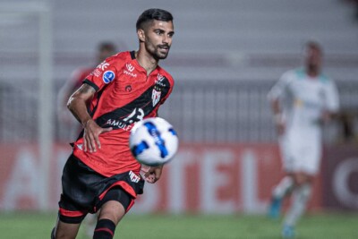 Meia Jorginho em ação pela Copa Sul-Americana