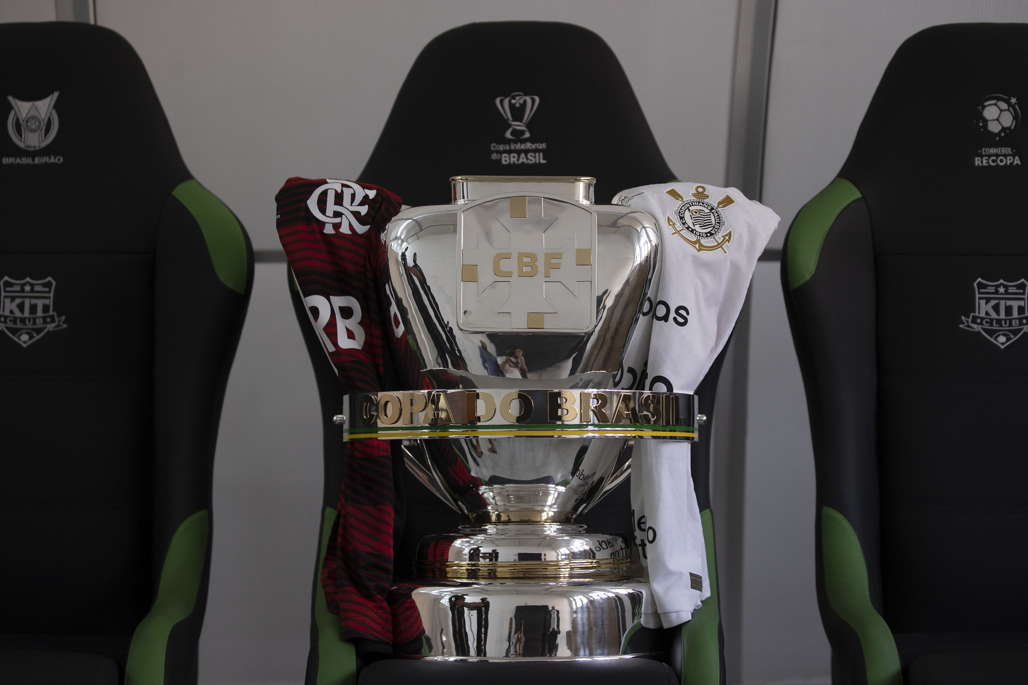 Troféu da Copa do Brasil com as camisas de Flamengo e Corinthians
