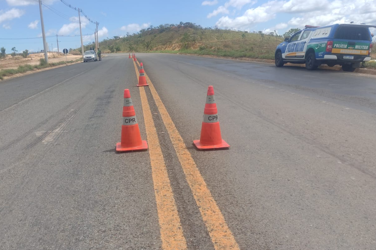 Foto mostra bloqueio na rodovia estadual antes do ocorrido. Ação tinha o objetivo de apurar a documentação de motoristas e localizar foragidos da Justiça.