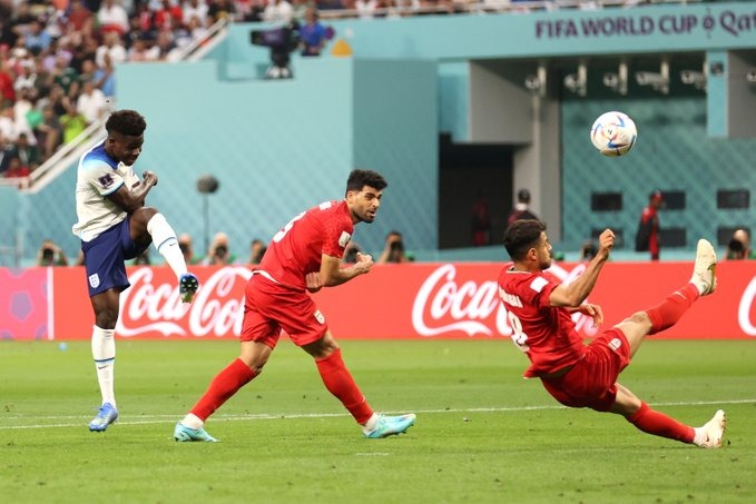 Saka marcando um dos dois gols na vitória do Irã