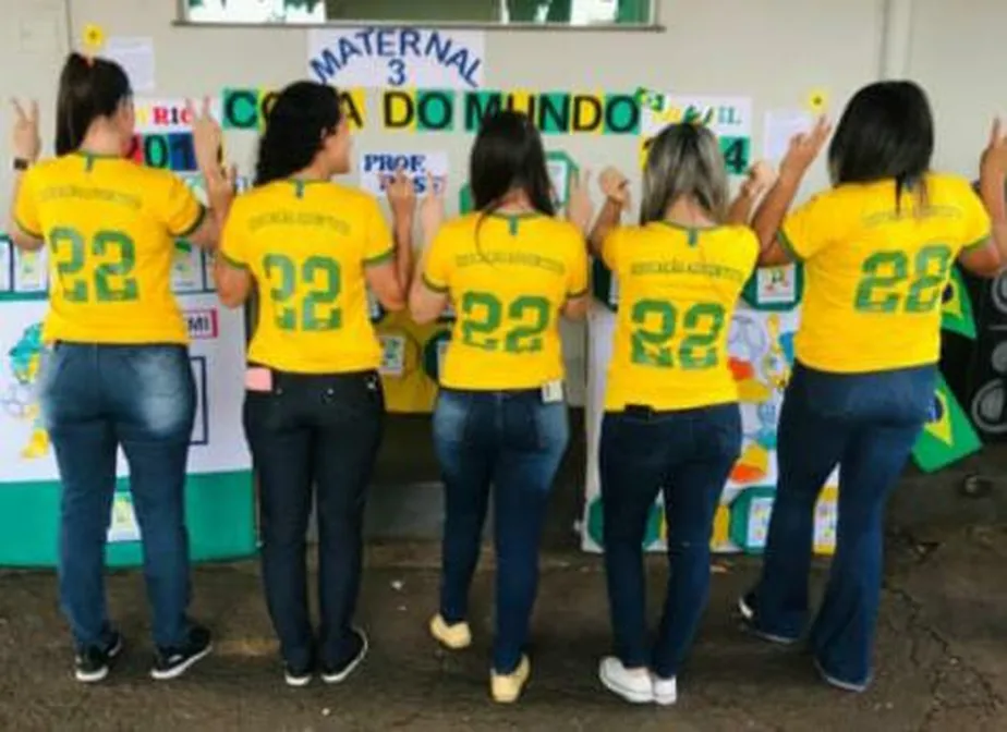 Colégio distribui camisetas verde e amarela com o número 22 Cartório eleitoral de Varginha recebeu denúncias Colégio Adventista distribui camisetas verde e amarela com o número 22 para alunos
