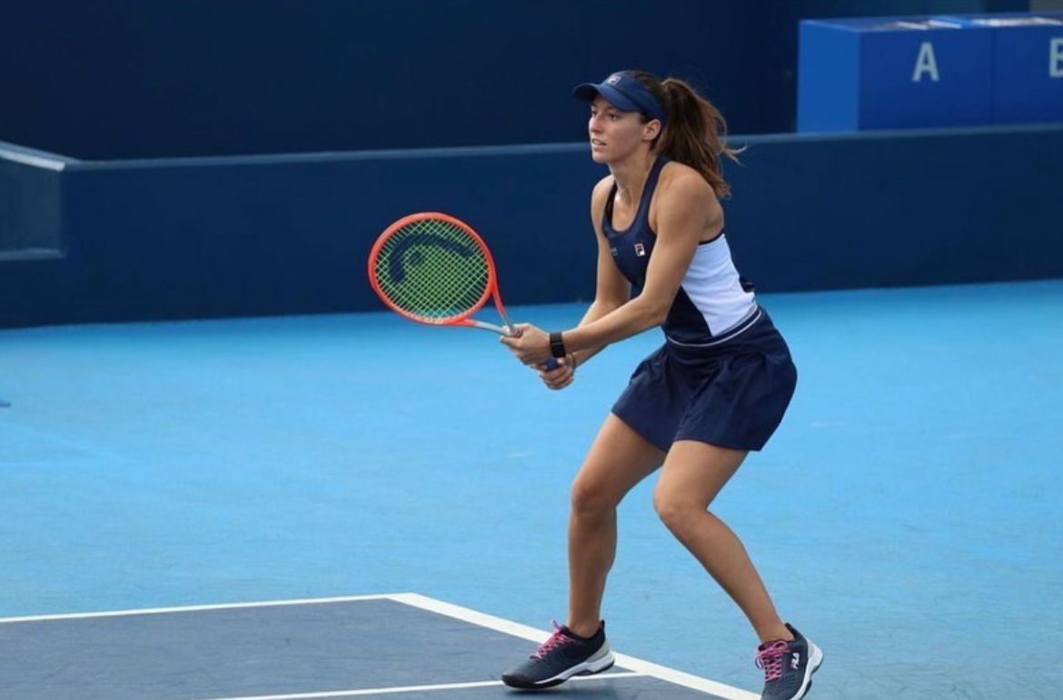 Tenista brasileira Luisa Stefani em ação