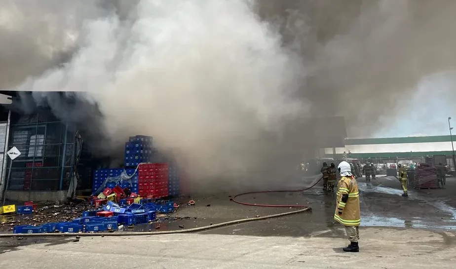 Apesar do fogo, pessoas fazem saques a mercadorias que estão no local Bombeiros combatem incêndio em galpão do Ceasa, no RJ; veja vídeo