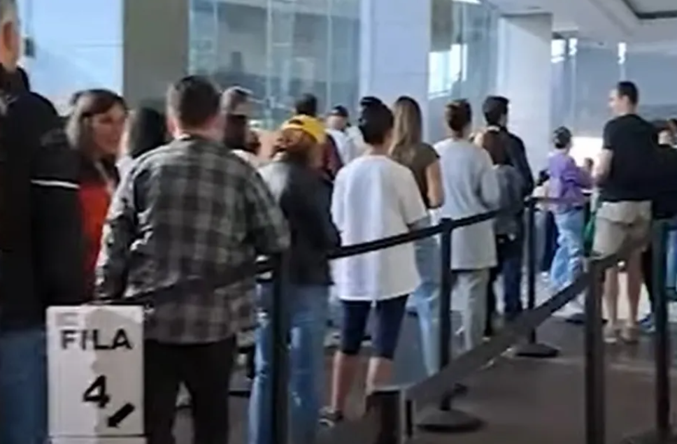 Brasileiros fazem fila para votar em seção eleitoral em Sydney, na Austrália (Foto: Reprodução de vídeo)