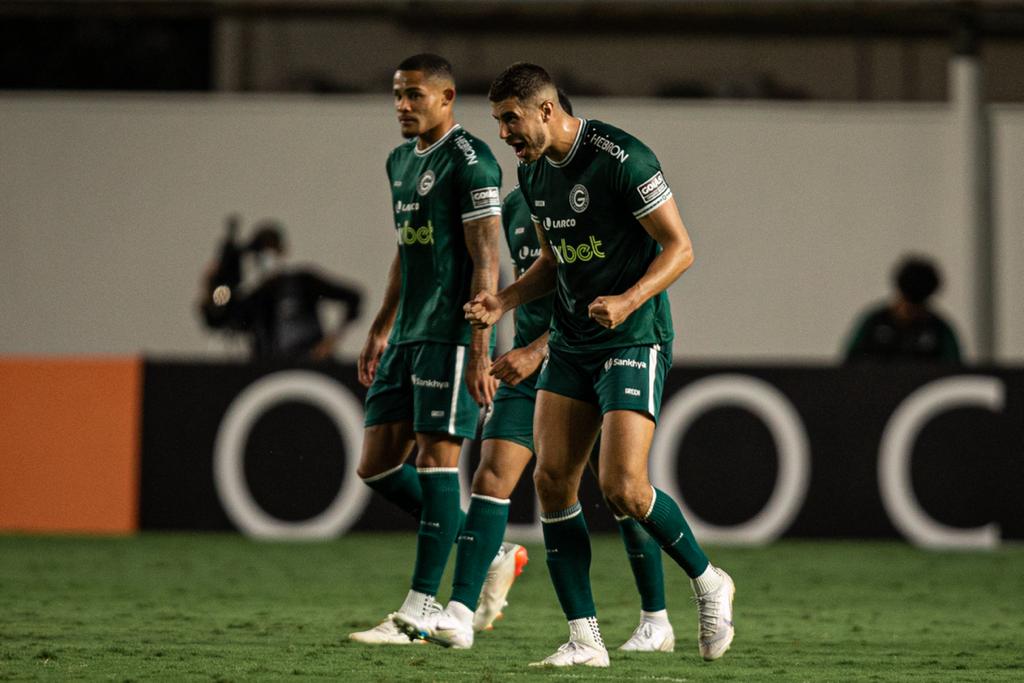 Pedro Raul comemorando gol na Serrinha