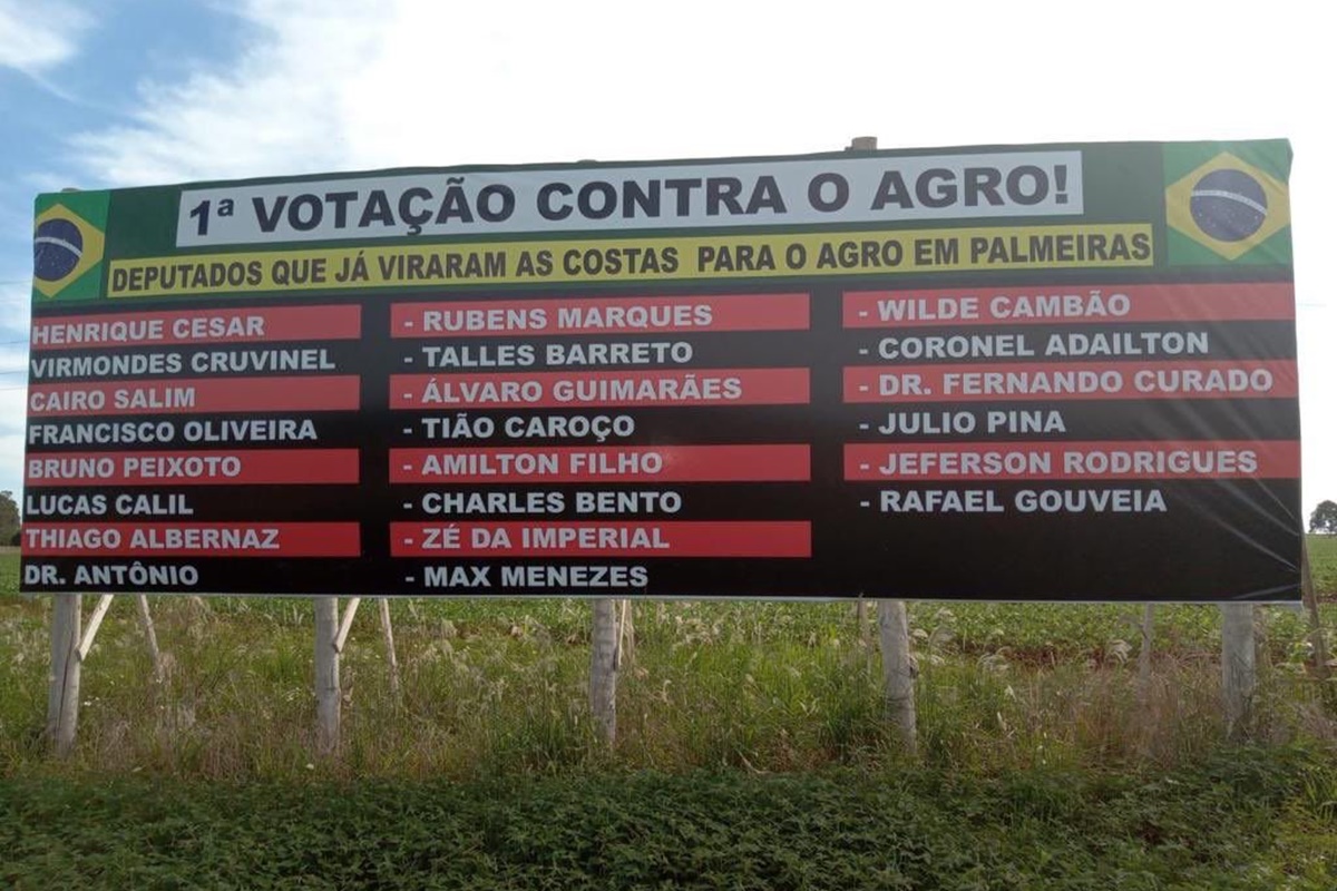 Ruralistas de Palmeiras colocam outdoors com nome de deputados que votaram 