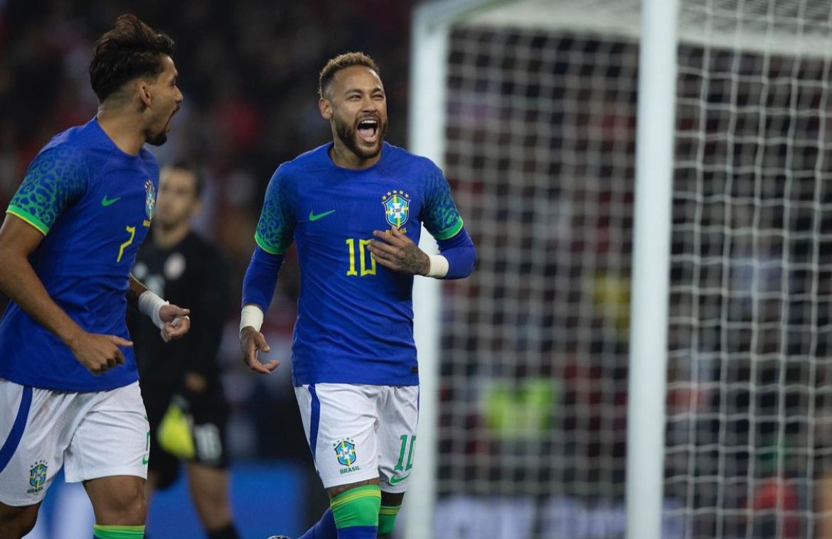 Neymar sorrindo após marcar gol