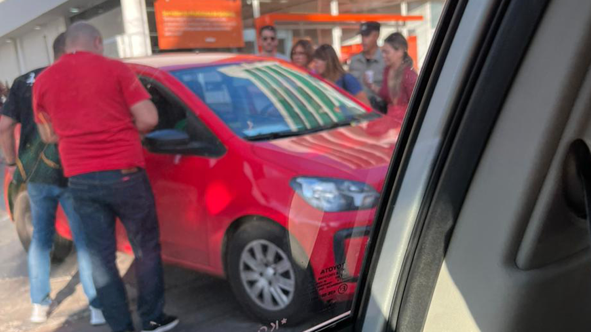 Homem tem infarto e morre dentro do carro na Avenida Jamel Cecílio, em Goiânia