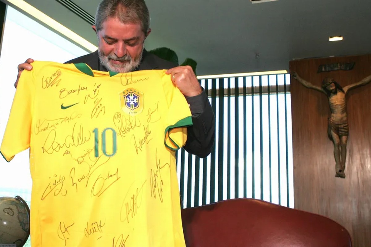 Lula: 'camiseta da seleção não é de partido, é do povo brasileiro' (Foto: Ricardo Stuckert)