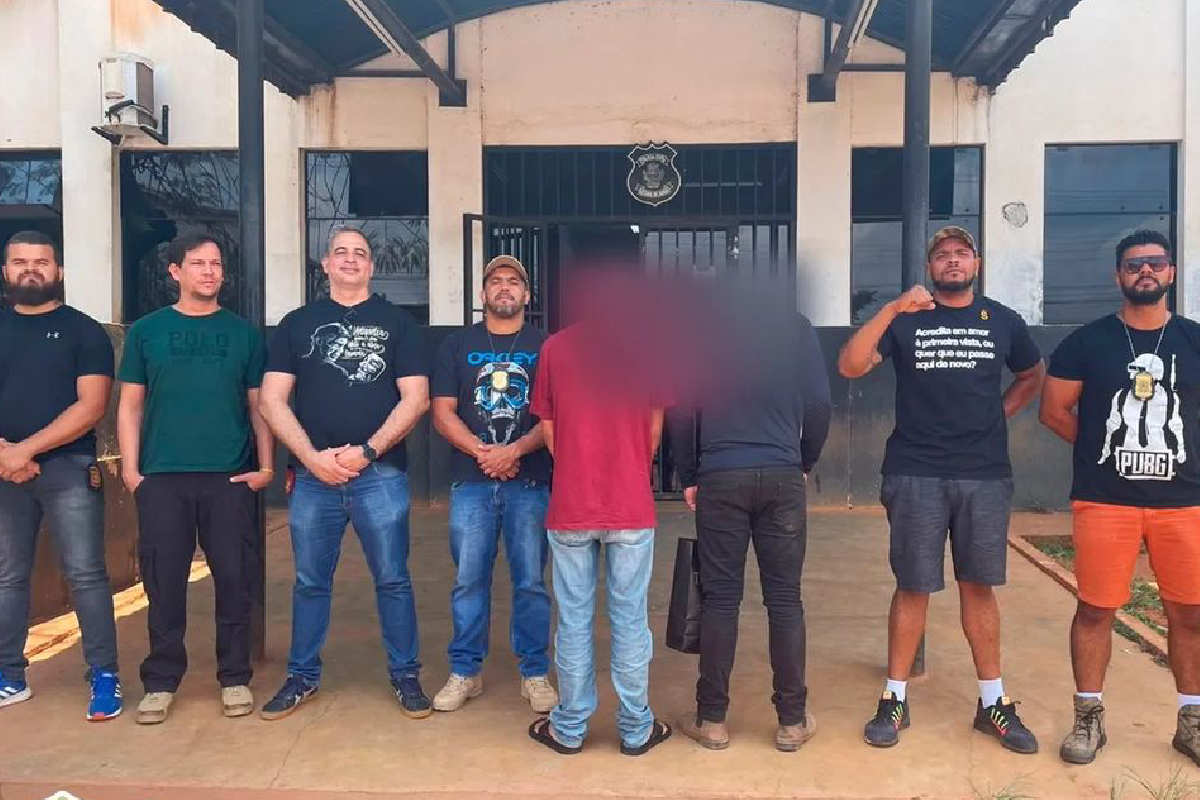 A Polícia Civil prendeu dois homens suspeitos de matar Jarmem Pereira de Oliveira com golpes de capacete, socos e chutes. Mandados de prisão temporária foram cumpridos durante a Operação Bolt, nas cidades de Planaltina de Goiás e Formosa, ambas no entorno do Distrito Federal (DF). Um dos suspeitos trabalhava, tranquilamente, no açougue de um supermercado no momento em que foi preso.