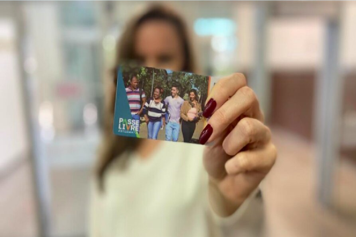 Estudantes usuários do Passe Livre Estudantil devem fazer troca do cartão; entenda (Foto: Governo de Goiás)