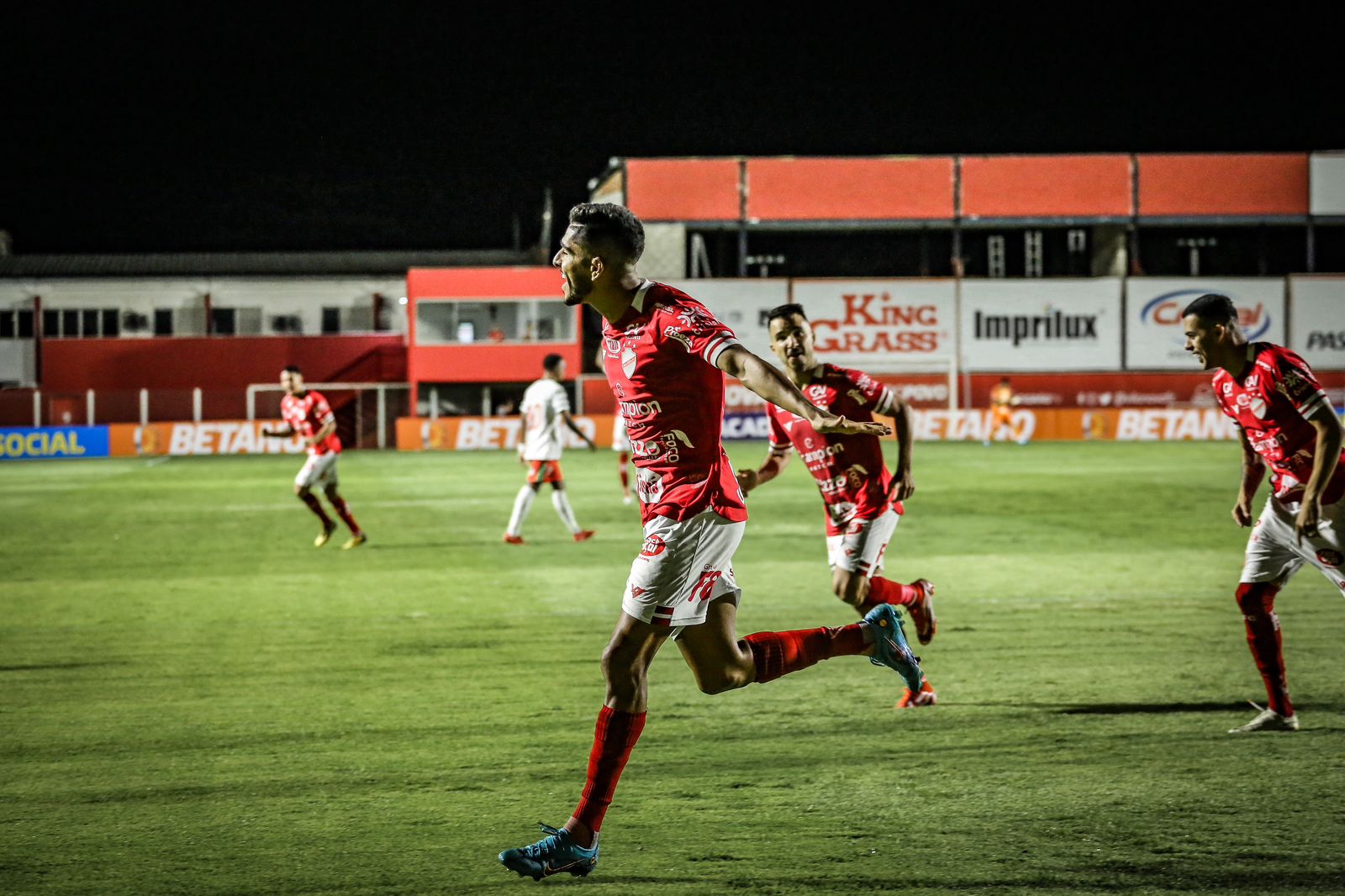 Kaio Nunes comemorando gol marcado pelo Vila Nova