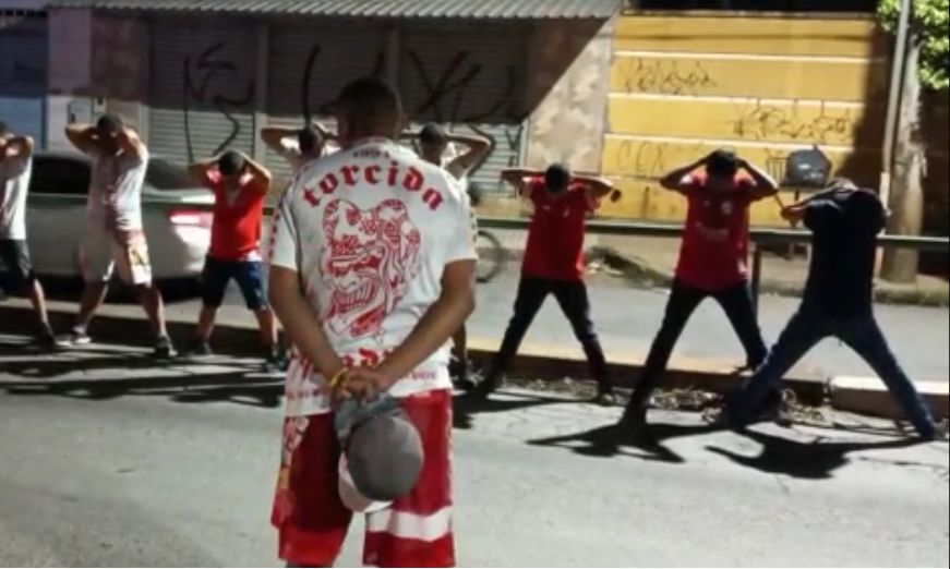 Torcedores do Vila Nova sofrendo abordagem policial