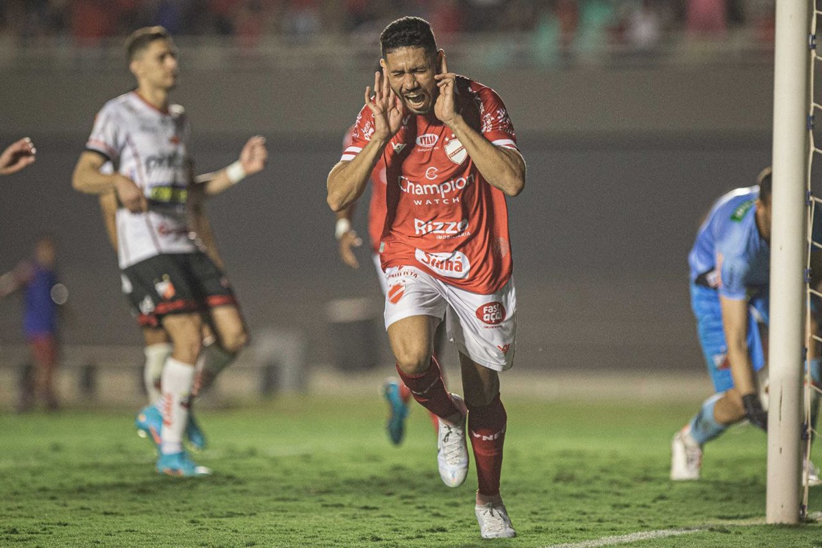 Neto Pessoa comemora gol pelo Vila Nova