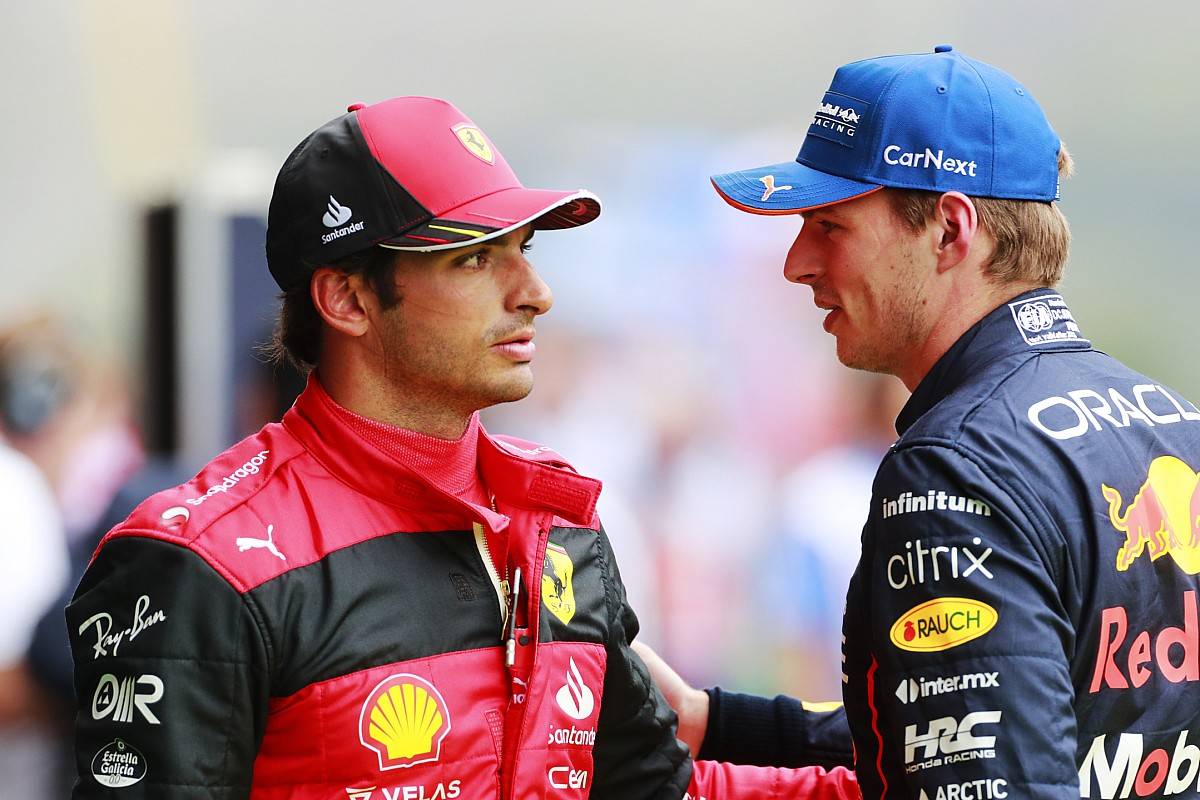 Carlos Sainz e Max Verstappen conversando