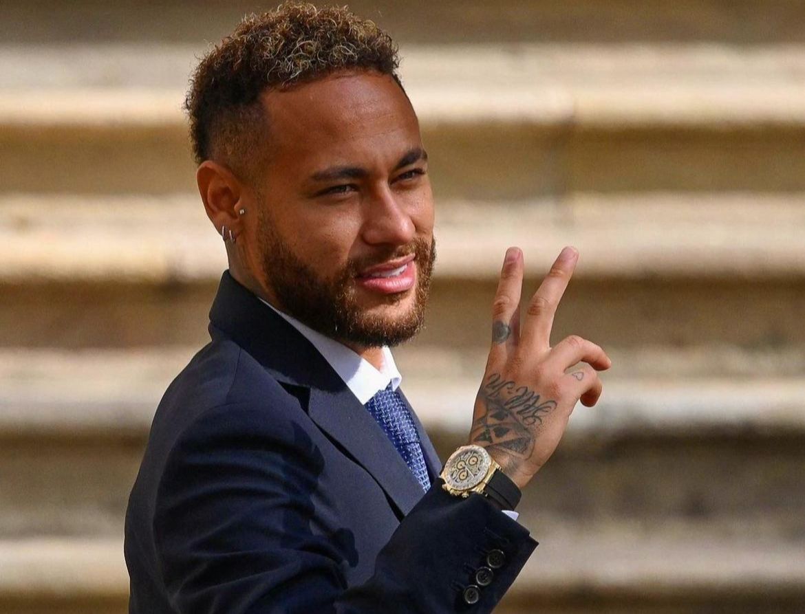 Neymar fazendo simbolo 2 com a mão